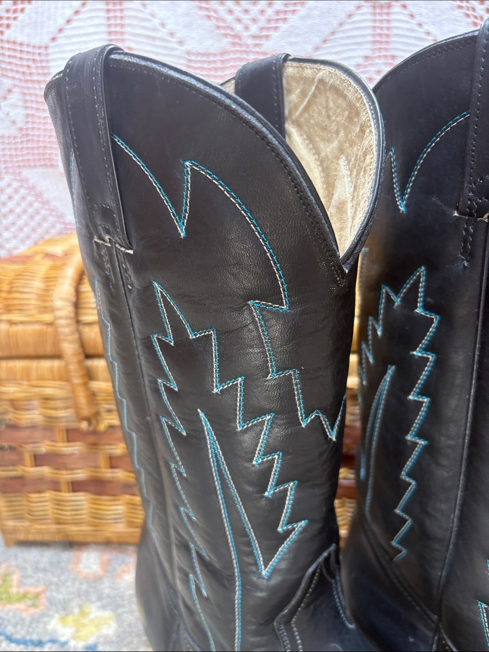 👻sold👻Wells Fargo Leather Cowboy Boots with Turquoise Stitching - Picture 4 of 10